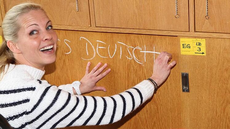 Fachlehrerin Katharina Deckert hat ein wenig Angst um ihren Platz im großen Wandschrank. Sie kennzeichnet ihr "Revier" mit Kreide. Fotos: Erlwein