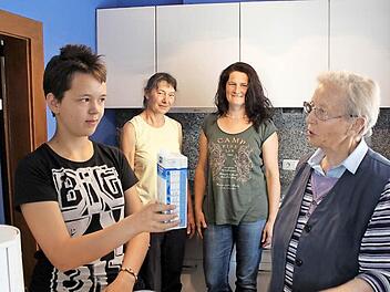 Die knapp 13-jährige Elena Bär (links) möchte bei dem Nachbarschaftshilfe-Projekt mitmachen und übt schon mal das Einkaufen - hier für ihre Oma Betti Bär (rechts). Im Hintergrund von links die beiden Initiatorinnen Lore Bär und Martina Sauerbrey.  Foto: Andreas Dorsch