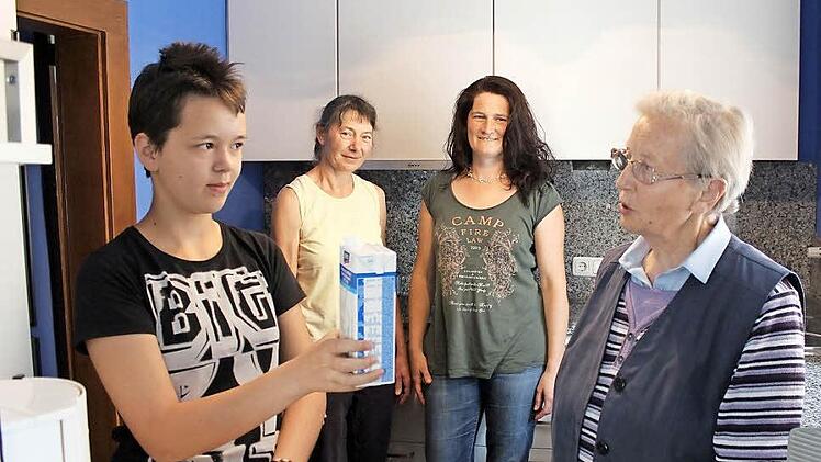 Die knapp 13-jährige Elena Bär (links) möchte bei dem Nachbarschaftshilfe-Projekt mitmachen und übt schon mal das Einkaufen - hier für ihre Oma Betti Bär (rechts). Im Hintergrund von links die beiden Initiatorinnen Lore Bär und Martina Sauerbrey.  Foto: Andreas Dorsch