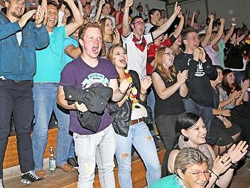 In der Nacht zum Montag feierten viele Menschen im Kreis Lichtenfels - wie hier, beim Public Viewing in der Lichtenfelser Stadthalle - den 1:0-Sieg der deutschen Elf und somit den Weltmeistertitel. Auf den Straßen und Plätzen des Kreises blieb es anschließend jedoch relativ ruhig, denn die kühle Witterung und die späte Stunde des Spielendes wirkten ein wenig bremsend aufs Geschehen. Foto: Klaus Gagel