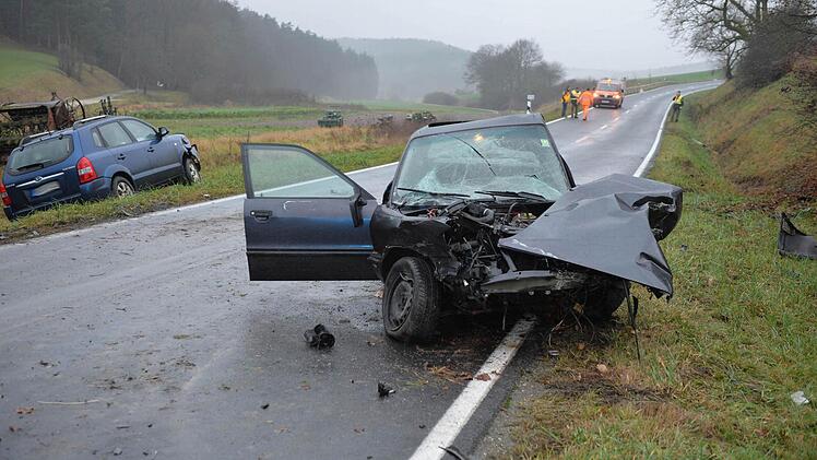 Gleich drei Autos waren Dienstagmorgen an einem Unfall beteiligt, der zwischen Dankenfeld und Priesendorf passierte. Alle Fotos: Ronald Rinklef