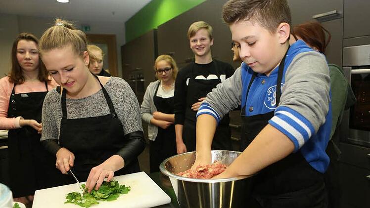 Martina Gräf und Patrik Schneider hatten beim Probekochen Spaß. Foto: Barbara Herbst