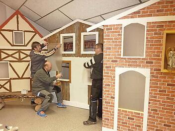 Unter der Leitung von Norbert Fleischmann (Mitte) entstand in der Neukenrother Zecherhalle für die Großveranstaltung "Advent bei uns daham" eine eindrucksvolle Kulisse - mit im Bild Stefan Wachter und Ralf Gratzke. Foto: Gerd Fleischmann