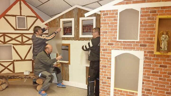 Unter der Leitung von Norbert Fleischmann (Mitte) entstand in der Neukenrother Zecherhalle für die Großveranstaltung "Advent bei uns daham" eine eindrucksvolle Kulisse - mit im Bild Stefan Wachter und Ralf Gratzke. Foto: Gerd Fleischmann