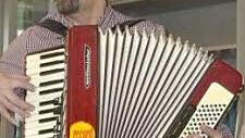 Diakon Bernhard Trunk spielte zur Freude der Senioren mit dem Akkordeon auf.
