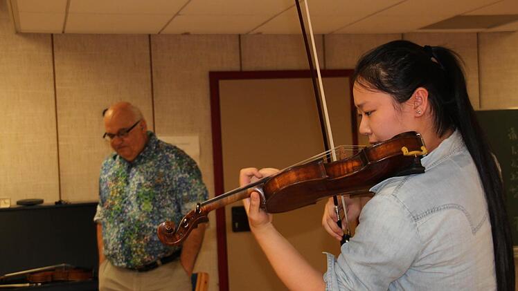 Einzelunterricht mit dem k&uuml;nstlerischen Leiter Adam Kostecki. Die &auml;lteren Sch&uuml;ler haben statt Mama Dolmetscher dabei.  Foto: Kerstin V&auml;th