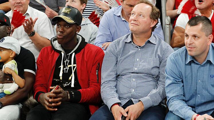 NBA-Star Dennis Schröder drückt seinem Kumpel Daniel Theis die Daumen.
