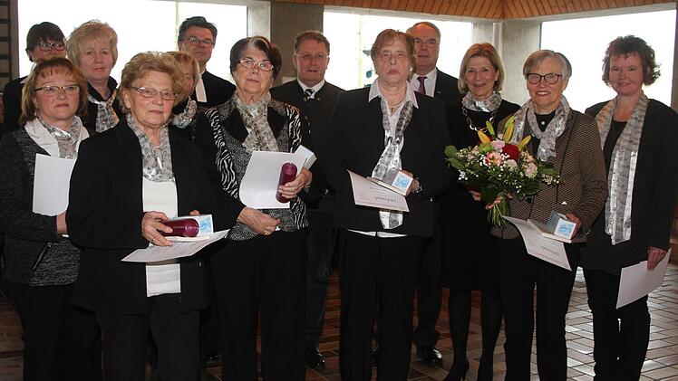 Zahlreiche Sängerinnen des Kirchenchores Burghaig wurden geehrt. Foto: Sonny Adam