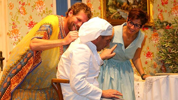 Die Akupunktur hat Meister Hoi (Andre Roder, links) am Chefkoch  Paul ausprobiert.  Pensionschefin Helene ist  begeistert. Foto: Gerd Klemenz