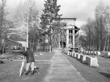 In den 1990er Jahren wurde der Südflügel abgerissen, Nordflügel und zentraler Technik-Turm wurden neu aufgebaut. Mäuser/Archiv