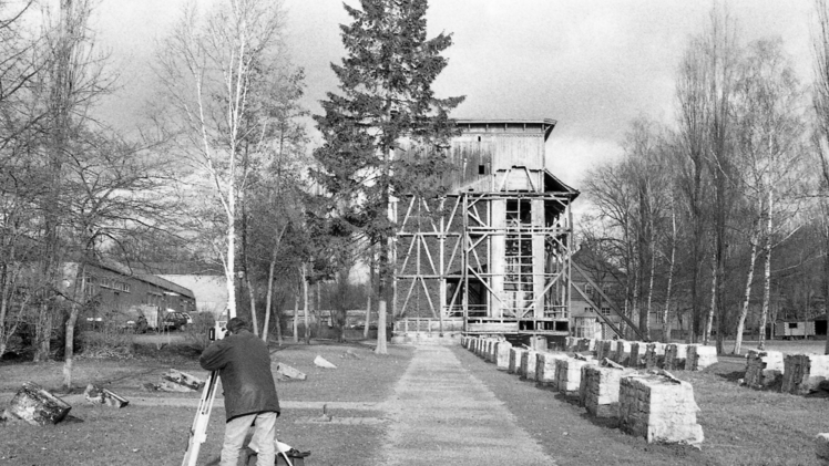 In den 1990er Jahren wurde der Südflügel abgerissen, Nordflügel und zentraler Technik-Turm wurden neu aufgebaut. Mäuser/Archiv