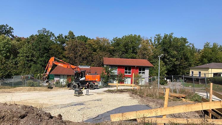 Im Herbst nächsten Jahres soll das neue Montessori Kinderhaus fertig sein. Die Krippenkinder können den Baufortschritt genau beobachten. Foto: Christiane Lehmann