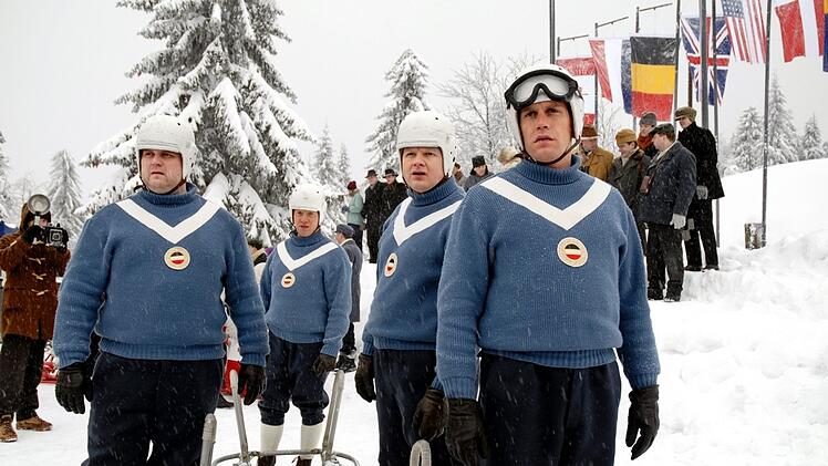 Kom&ouml;dienerfolg mit dem Film "Schwere Jungs" (2006). Von links: Gustl (Antoine Monot), Leusl Peter (Simon Schwarz), Franzl (Michael A. Grimm), Gamser (Sebastian Bezzel) wollen bei den Olympischen Spielen 1952 im Viererbob Gold holen.