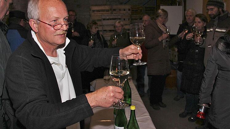 Winzer Peter Plewe reicht die Probiergläser weiter und erläutert seinen Betrieb.