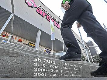 Die Anzeichen verdichten sich, dass der nächste Namensponsor der Arena Brose heißt. Doch zuvor soll die Stadt soll zu einer Verschönerung der Immobilie beitragen, die ein Kabarettist einmal Rinderversteigerungshalle nannte.  Foto: Ronald RInkllef