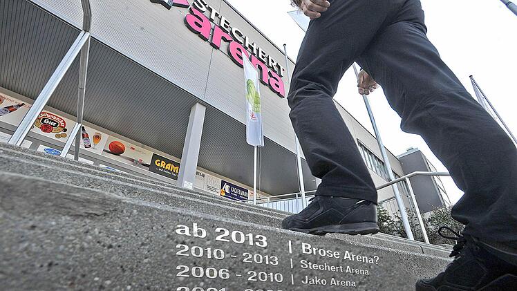 Die Anzeichen verdichten sich, dass der nächste Namensponsor der Arena Brose heißt. Doch zuvor soll die Stadt soll zu einer Verschönerung der Immobilie beitragen, die ein Kabarettist einmal Rinderversteigerungshalle nannte.  Foto: Ronald RInkllef