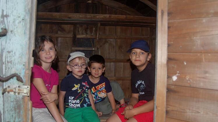 Ausnahmsweise dürfen die Kinder in den alten, wertvollen Schäferkarren steigen (von links): Pauline Wöhner, Johannes Krempel, Tarek Langguth und Max Krempel.