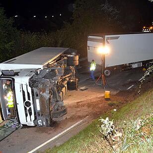 Bergungsarbeiten nach Lkw-Unfall: B27 komplett gesperrt