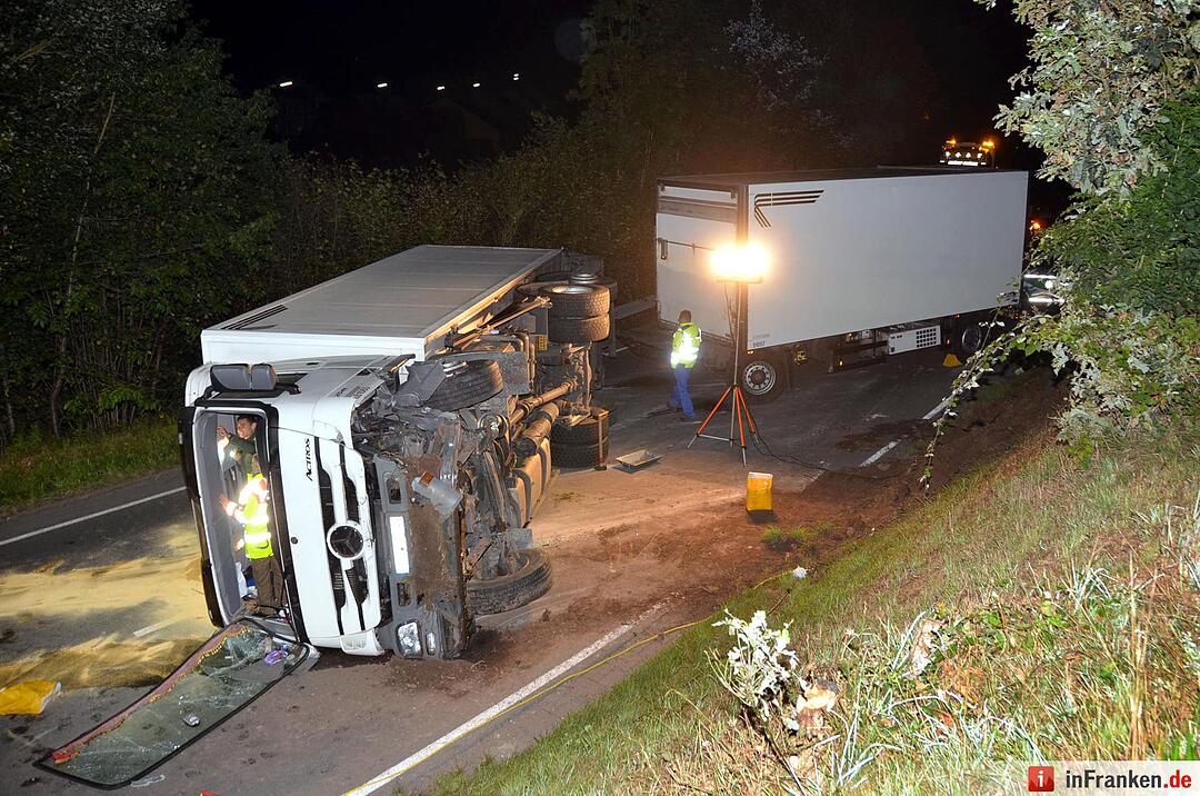 Bergungsarbeiten nach Lkw-Unfall: B27 komplett gesperrt