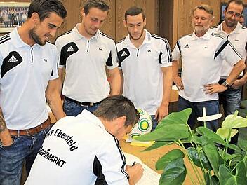 Ins goldene Buch der Gemeinde Ebensfeld trugen sich die Landesligisten des TSV ein. Foto: Matthias Einwag