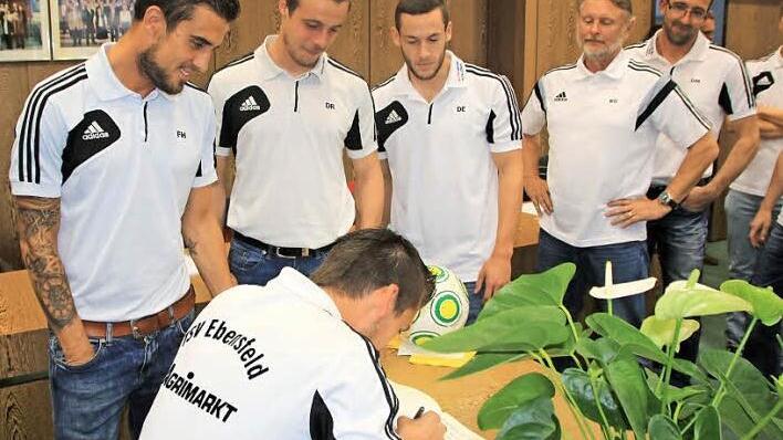 Ins goldene Buch der Gemeinde Ebensfeld trugen sich die Landesligisten des TSV ein. Foto: Matthias Einwag