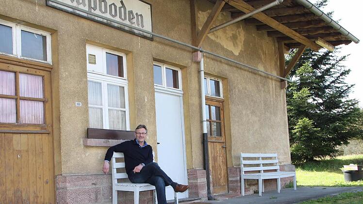 Als kleiner Junge ist Wilhelm Friedrich oft mit der Sinntalbahn gefahren. Heute wartet der Zeitlofser Bürgermeister nicht mehr auf den Zug, sondern auf den Radweg. Foto: Ulrike Müller