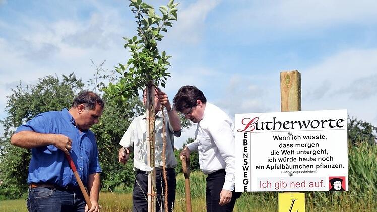 H&ouml;hepunkt der Wanderung war das Pflanzen des Apfelbaumes.  Foto: privat