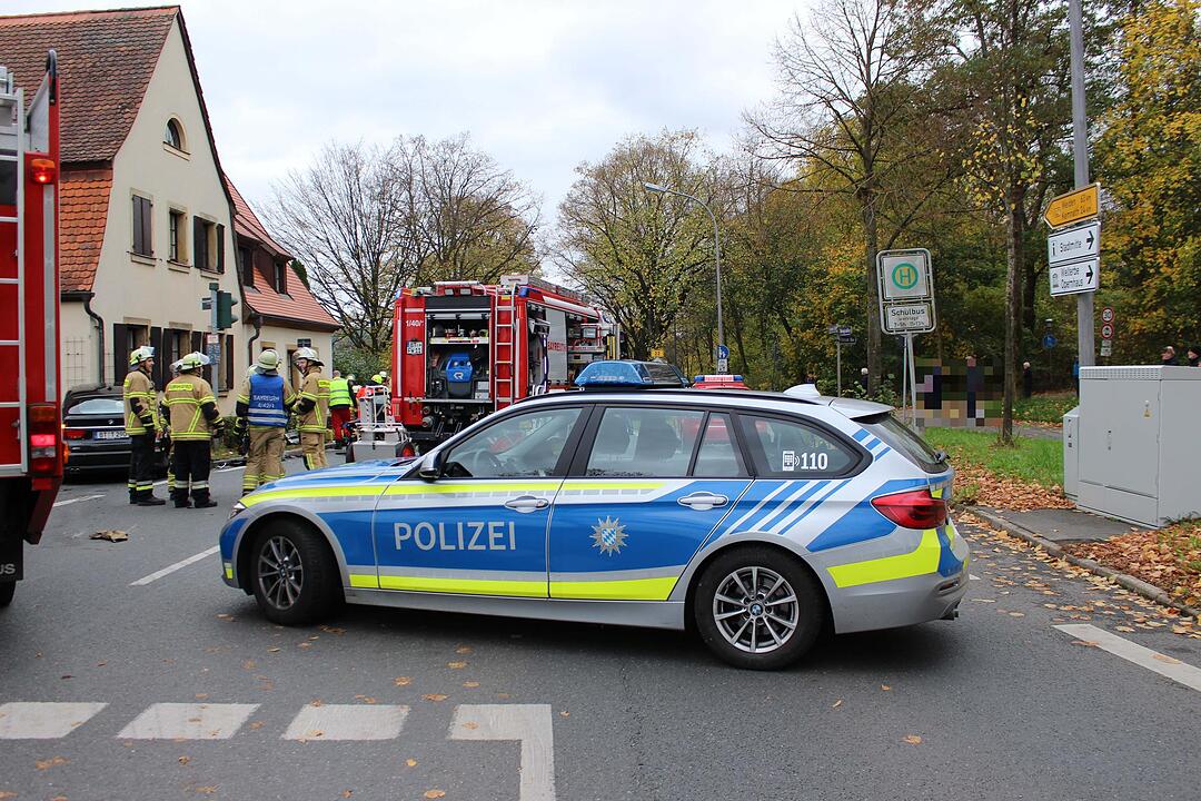 Frau wird bei Crash in Bayreuth im Auto eingeklemmt