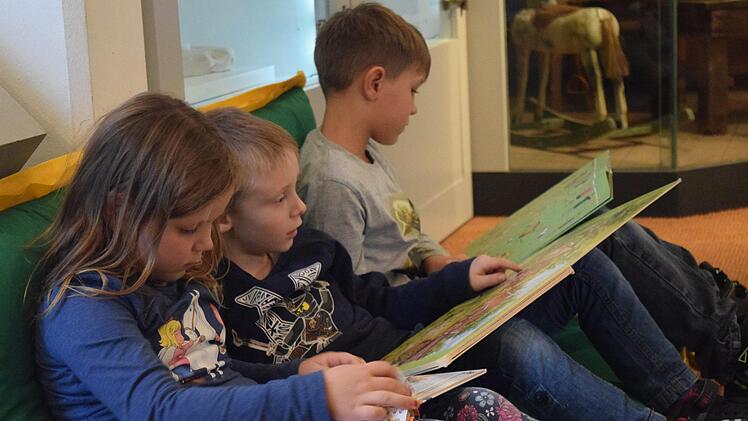 Das Stöbern in der Bücherkiste hat Joleen, Kilian und Julian am meisten Spaß gemacht.