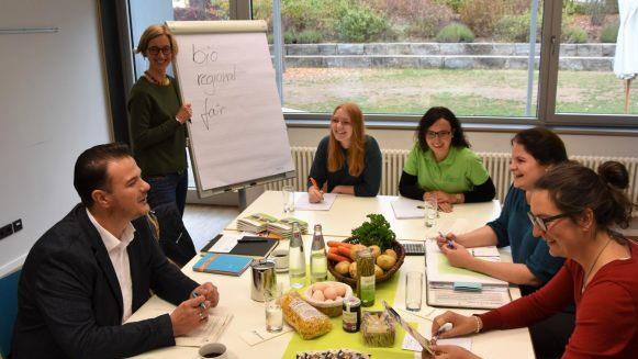 In die zweite Runde geht der Praxis-Workshop "Regional - Fair - Bio" für Rhöner Gastronomen. Guter Dinge bei den Vorbereitungen für die Veranstaltung am 15. Januar 2019 sind (von links) Bernd Fischer, Umweltbildungsstätte Oberelsbach, Simone Müller, Ökomodellregion Fulda, Sina Weichlein, Landratsamt Fulda, Nadja Schneider, Rhön GmbH, Martina Klüber-Wiebelitz, Rhönsprudel-Genussakademie sowie Corinna Ullrich, Ökomodellregion Rhön-Grabfeld. Tonya Schulz