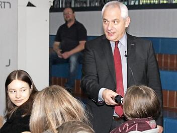 Michael Möhnle befragt Schüler am Gymnasium Fränkische Schweiz Ebermannstadt. Foto: Carmen Schwind