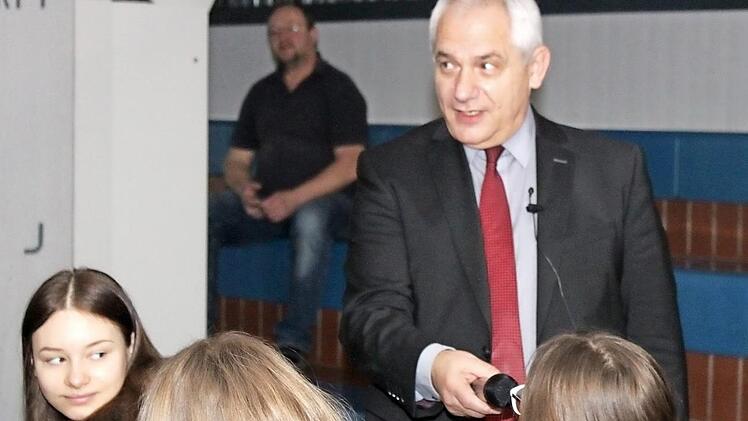 Michael Möhnle befragt Schüler am Gymnasium Fränkische Schweiz Ebermannstadt. Foto: Carmen Schwind