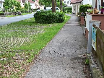 Gehweg und Parkflächen in der Dorfstraße Unterlangenstadt bedürfen einer Sanierung. Foto: Thomas Micheel