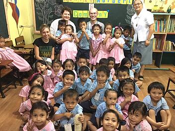 Monika Einwich und Norbert Einwich besuchten die Vorschule im Slum "Happyland", in der Ordensschwester Marie Belle eine Gruppe leitet.privat