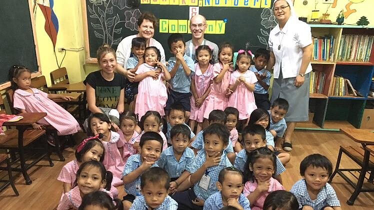 Monika Einwich und Norbert Einwich besuchten die Vorschule im Slum "Happyland", in der Ordensschwester Marie Belle eine Gruppe leitet.privat