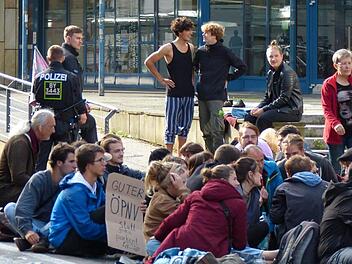 30 Aktivisten haben sich kurzzeitig vor die Tiefgarage in der Sch&uuml;tzenstra&szlig;e gesetzt. Foto: Julian Megerle