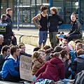 30 Aktivisten haben sich kurzzeitig vor die Tiefgarage in der Schützenstraße gesetzt. Foto: Julian Megerle