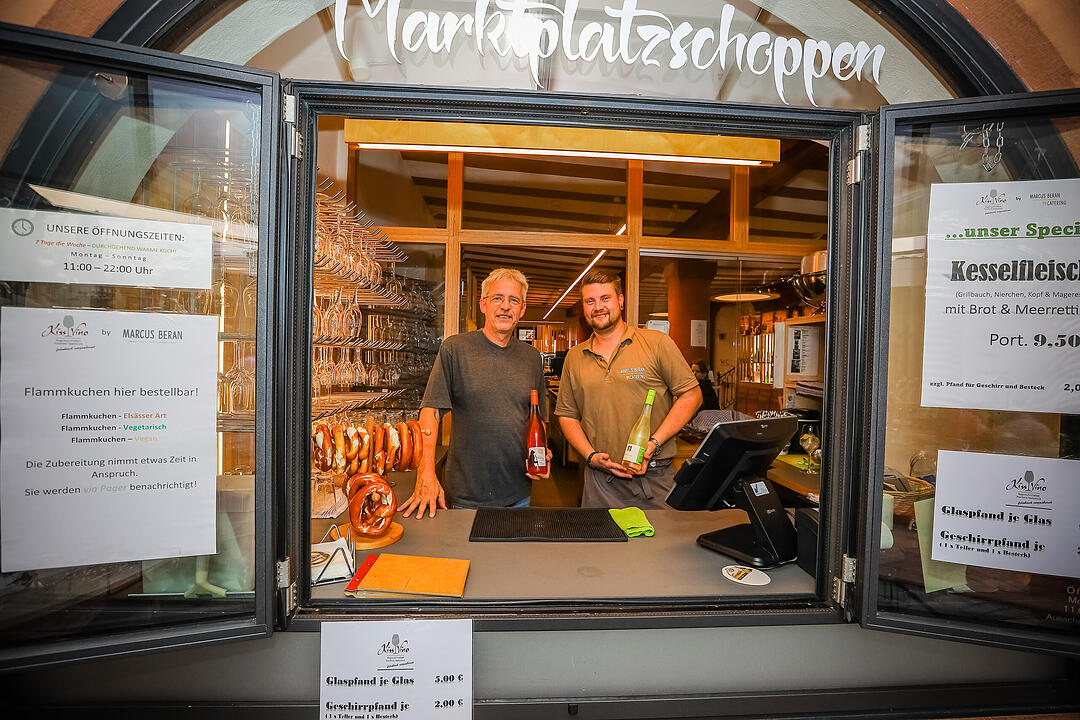 Die fränkische Weinkönigin Eva Brockmann war auch vor Ort.