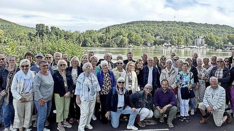 Die Reisegruppe zusammen mit französischen Freunden in Vernon
