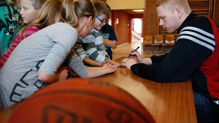 Zum Abschluss gibt es für alle ein Autogramm.