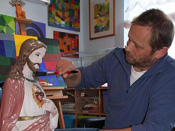 Der Kunst- und Kreativtherapeut Günther Gößmann-Schmitt ist beim Tag des Offenen Ateliers im Oberen Werntal vertreten. In Oerlenbach zeigt er Kohlezeichnungen sowie Acryl- und Aquarellmalerei und gibt auch Einblicke in sein Schaffen.  Foto: Martina Straub/Archiv