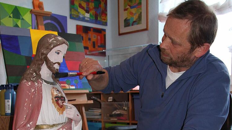 Der Kunst- und Kreativtherapeut Günther Gößmann-Schmitt ist beim Tag des Offenen Ateliers im Oberen Werntal vertreten. In Oerlenbach zeigt er Kohlezeichnungen sowie Acryl- und Aquarellmalerei und gibt auch Einblicke in sein Schaffen.  Foto: Martina Straub/Archiv