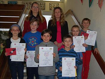 Die Rechenkünstler: Paulin Reichert, Ann Christin Umkehr, Samuel Kratz, Jonas Reuter, Leonie Grewen, Adam Hauck. Hinten, von links, Birgit Gräb und Andrea Köth.  Foto: Günther Straub