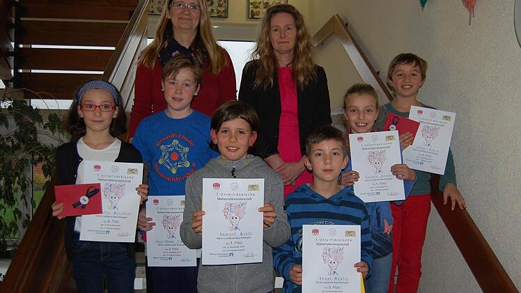 Die Rechenkünstler: Paulin Reichert, Ann Christin Umkehr, Samuel Kratz, Jonas Reuter, Leonie Grewen, Adam Hauck. Hinten, von links, Birgit Gräb und Andrea Köth.  Foto: Günther Straub
