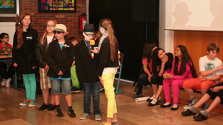 Koryphäen in ihren Fachgebieten beschäftigen sich im Musical mit der Namensgebung "Am Schnecklein", der Adresse der Schule von Mühlhausen. Foto: Evi Seeger