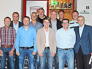 Gut gelaunt gen Zukunft: Geschäftsführender Vorsitzender Klaus Uwira, Bürgermeister Wolfgang Beiergrößlein, sportlicher Leiter Frank Gareis, Zweiter Vorsitzender und Jugendleiter Stefan Lach, Beirat Siggi Häublein, Vorsitzender Franz Bauer, Kassierer und Schriftführer Thilo Kleylein, Beirat Rainer Trinkwalter, Schülerleiter Thomas Korn, Kassenprüfer Horst Welscher und BLSV-Kreisvorsitzender Karl H. Fick.  Foto: Rainer Glissnik