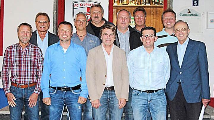Gut gelaunt gen Zukunft: Geschäftsführender Vorsitzender Klaus Uwira, Bürgermeister Wolfgang Beiergrößlein, sportlicher Leiter Frank Gareis, Zweiter Vorsitzender und Jugendleiter Stefan Lach, Beirat Siggi Häublein, Vorsitzender Franz Bauer, Kassierer und Schriftführer Thilo Kleylein, Beirat Rainer Trinkwalter, Schülerleiter Thomas Korn, Kassenprüfer Horst Welscher und BLSV-Kreisvorsitzender Karl H. Fick.  Foto: Rainer Glissnik