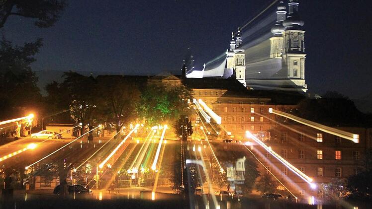 Banz im Lichterglanz - in Zukunft wird das dauerhaft der Fall sein. Dieses Bild ist jedoch mit Langzeitbelichtung und Heranzoomen entstanden. Es zeigt jedenfalls, dass Banz bei Nacht künftig auf jeden Fall ein Blickfang ist - nicht nur für Hobbyfotografen. Fotos: Matthias Einwag