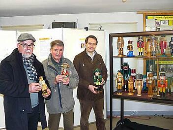 Einige Ausstellungsstücke nahmen (von links) Hans Kotschenreuther, Alfred Neupert und Roland Wolfrum im Heimatmuseum Stadtsteinach bereits in Augenschein.  Foto: Klaus-Peter Wulf