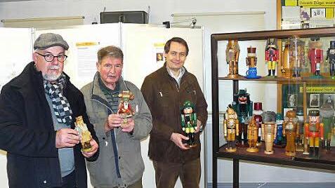 Einige Ausstellungsstücke nahmen (von links) Hans Kotschenreuther, Alfred Neupert und Roland Wolfrum im Heimatmuseum Stadtsteinach bereits in Augenschein.  Foto: Klaus-Peter Wulf